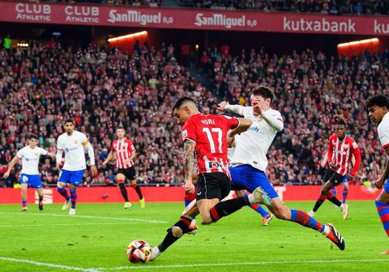 Yuri Berchiche busca centrar el cuero ante la presencia de Christensen.