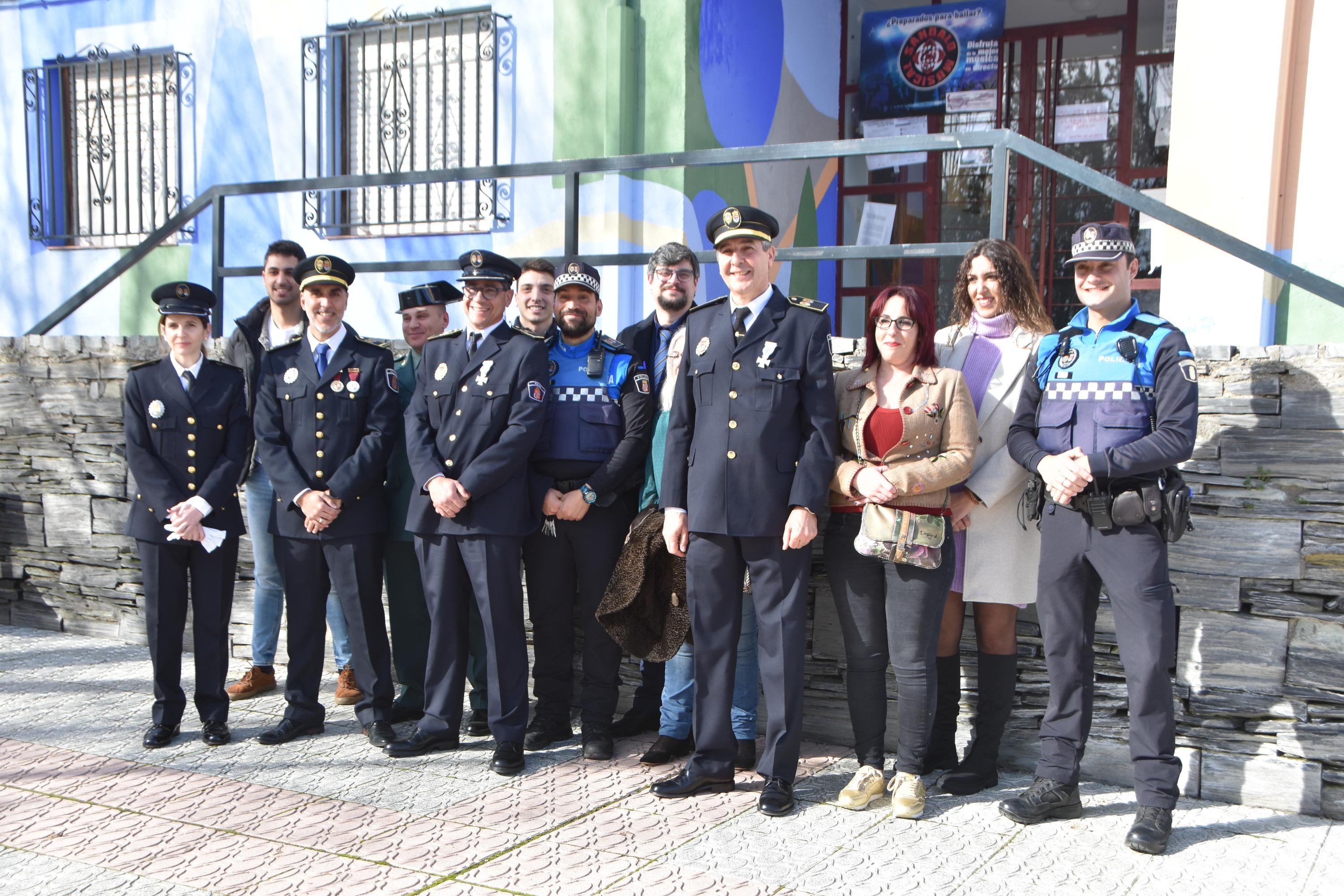 Terradillos premia a dos de sus policías locales por sus 25 años de labor