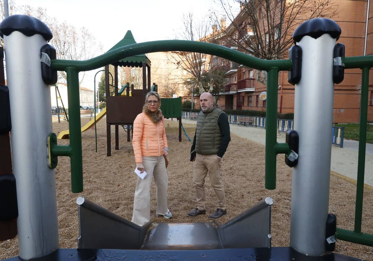 La edil María José Coca y el técnico municipal César Sevillano, en el parque de la calle Juan de Austria.