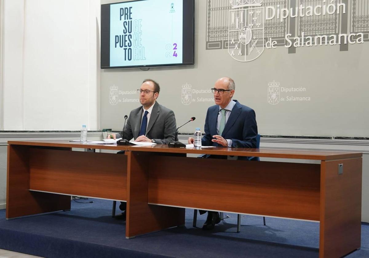 El diputado de Economía y Hacienda, Marcos Iglesias, junto al presidente de la Diputación, Javier Iglesias, en la presentación de los Presupuestos.