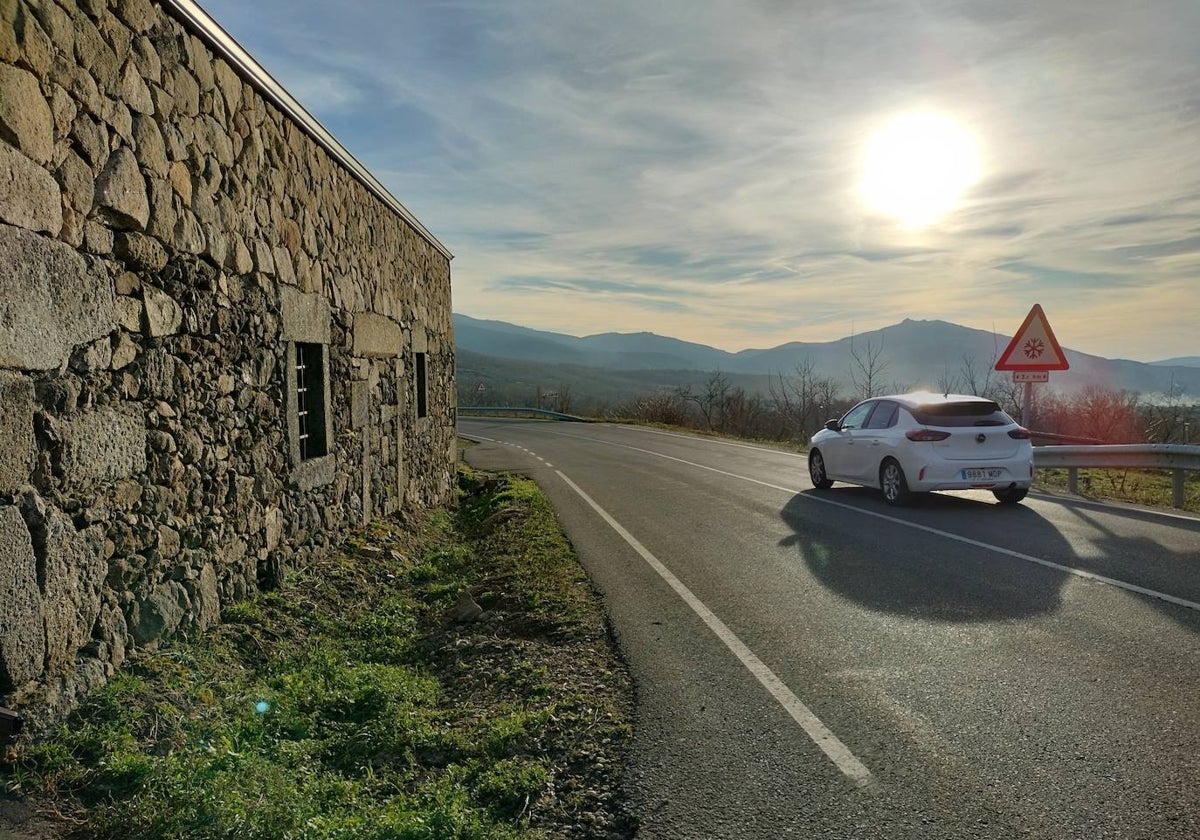 Imagen de este jueves de un vehículo circulando en sentido Béjar por la travesía de la SA-100 en La Hoya.