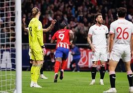 Memphis celebra su gol al Sevilla.