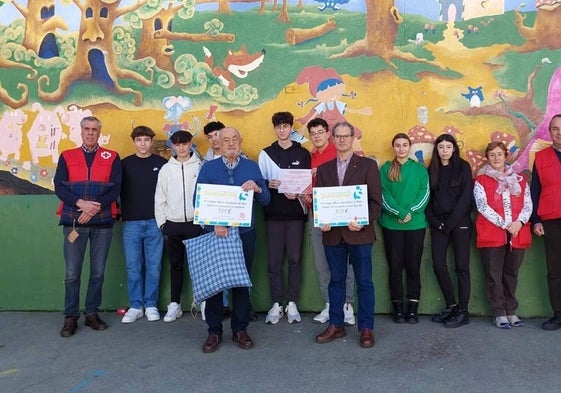 Entrega del donativo por parte de los alumnos del María Auxiliadora a Cáritas Interparroquial de Béjar y a Cruz Roja Béjar.