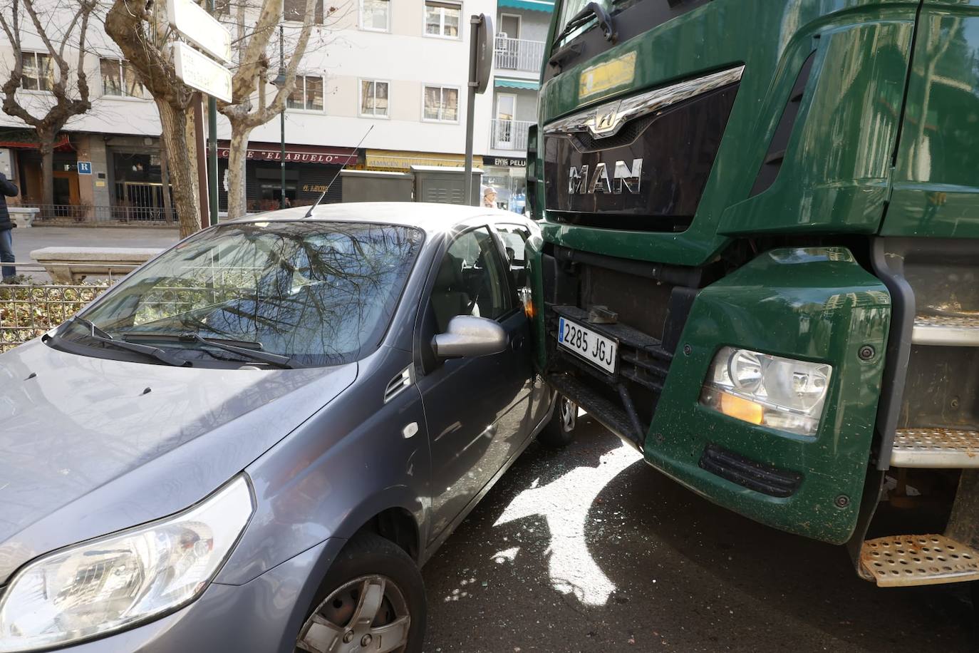 Así fue el espectacular accidente en Carmelitas entre un camión y un coche