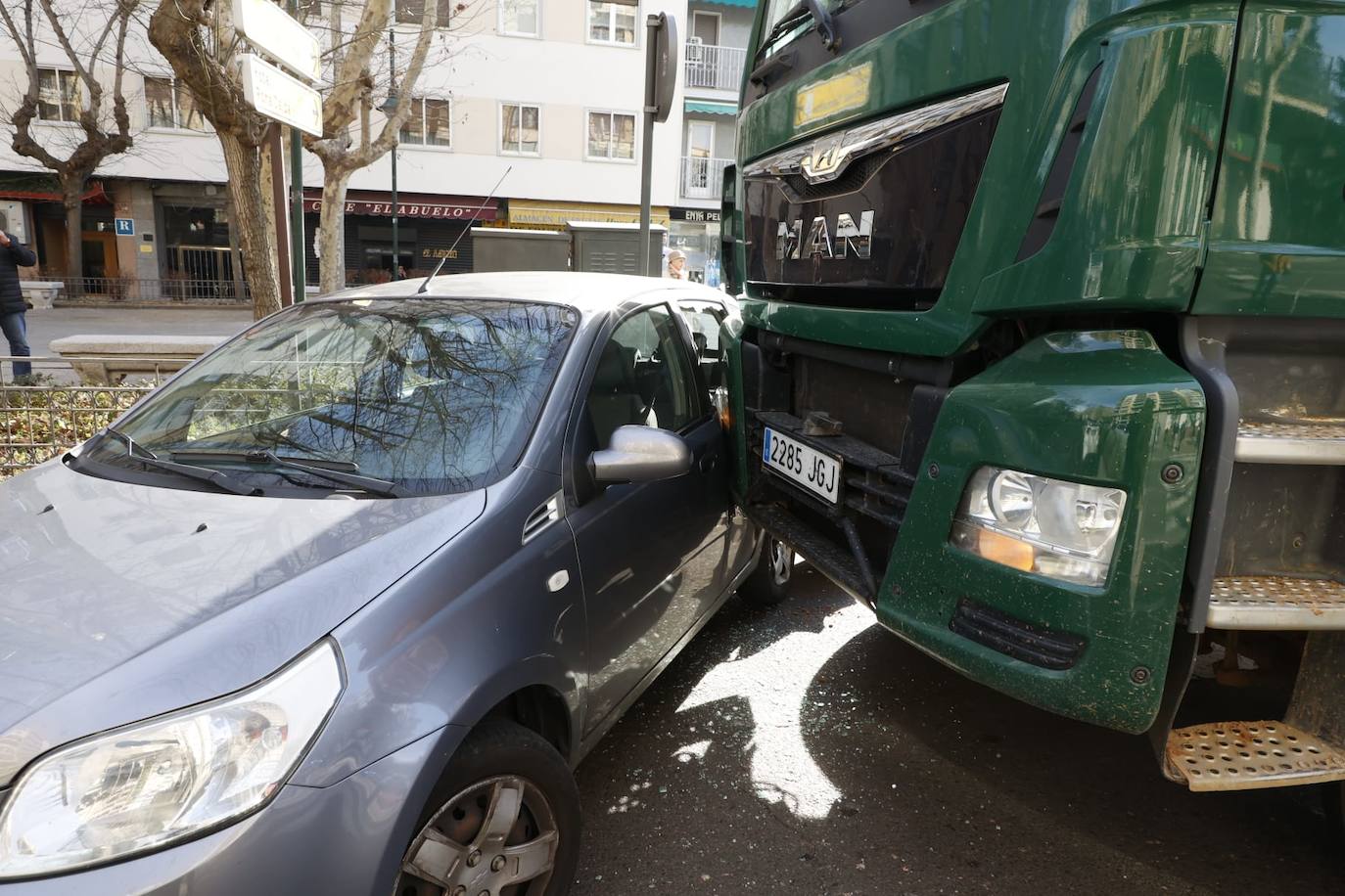 Así fue el espectacular accidente en Carmelitas entre un camión y un coche