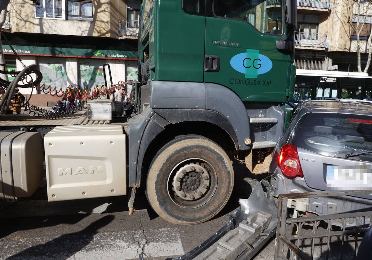 Así fue el espectacular accidente en Carmelitas entre un camión y un coche