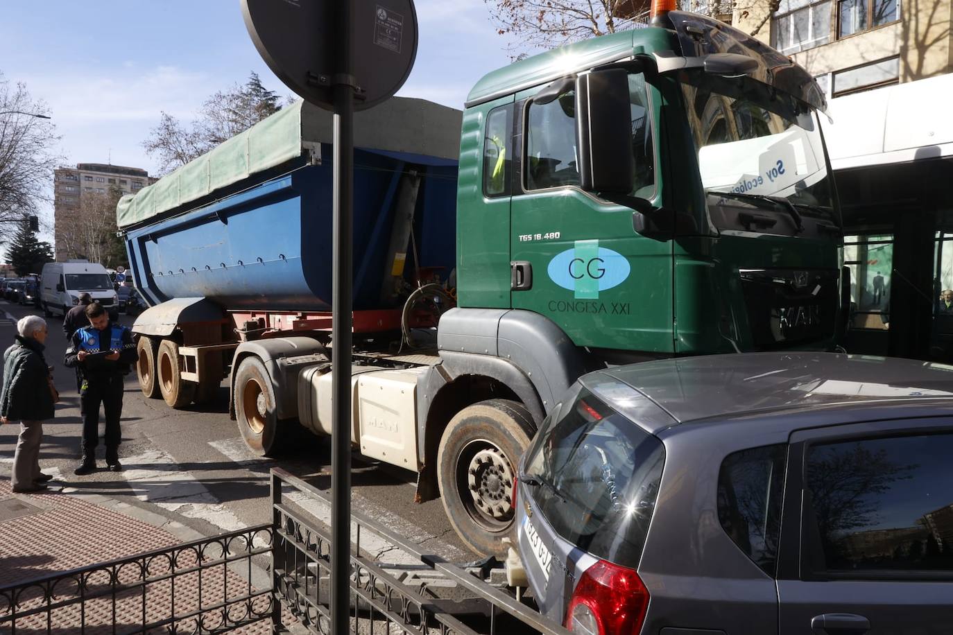 Así fue el espectacular accidente en Carmelitas entre un camión y un coche