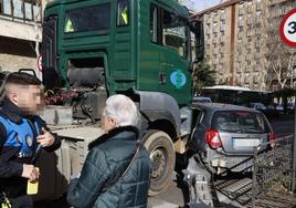 Un camión arrolla a un coche en un espectacular accidente en Carmelitas