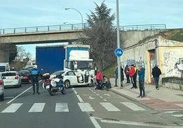 Un agente regula el tráfico en la zona junto a los vehículos implicados en el accidente.