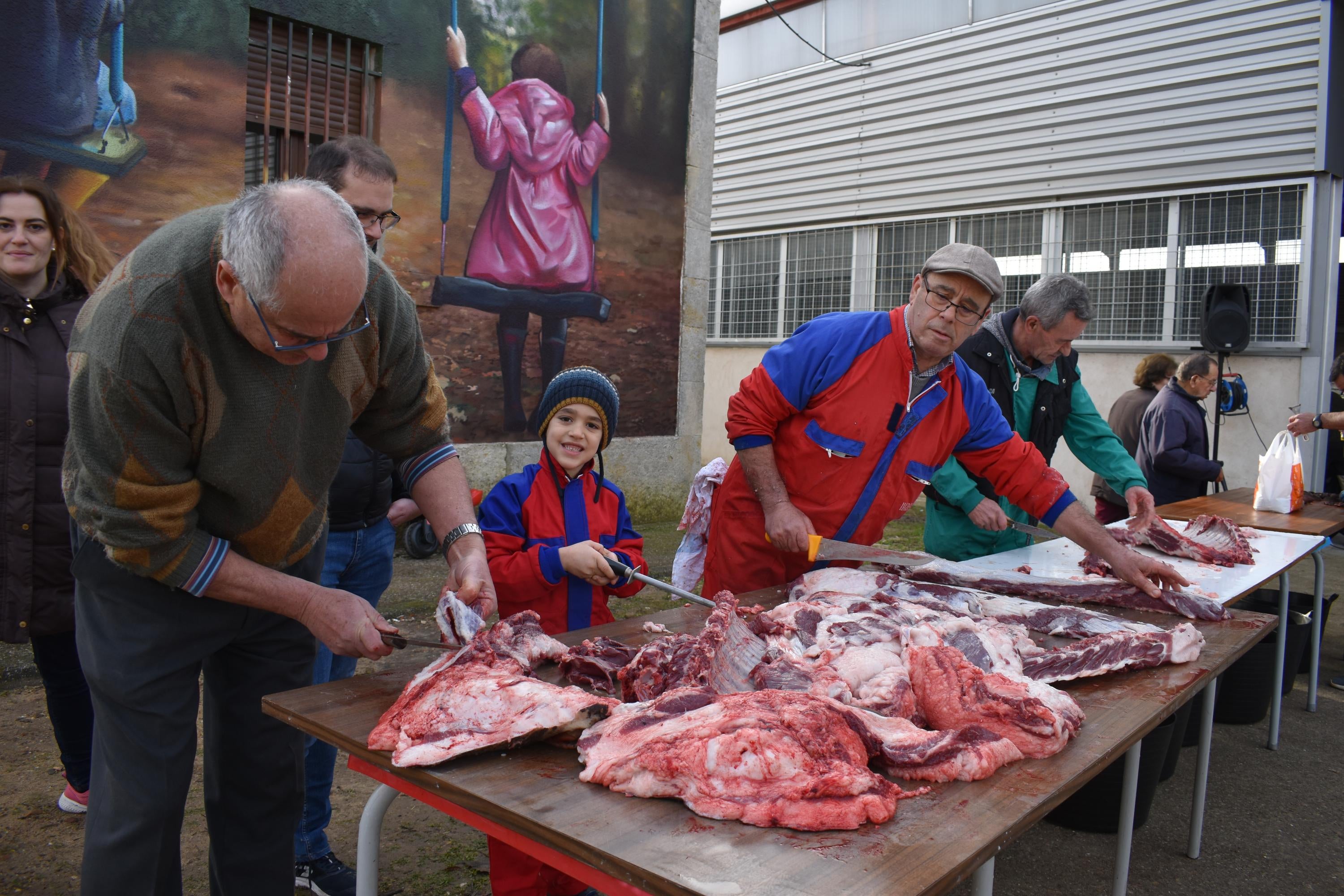 Día de convivencia en Valverdón en torno al cerdo