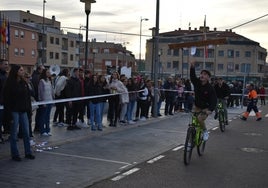 Uno de los quintos cogiendo la cinta