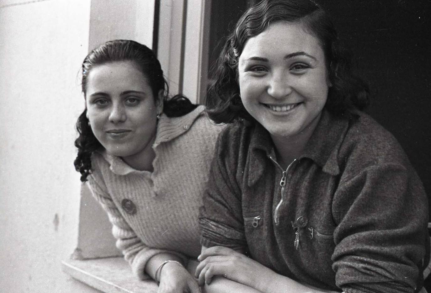 La miliciana Cristina posa para el fotógrafo junto con otra compañera de la 34 Brigada Mixta. Palacio de El Pardo, Madrid, 15 al 28 de enero de 1937.