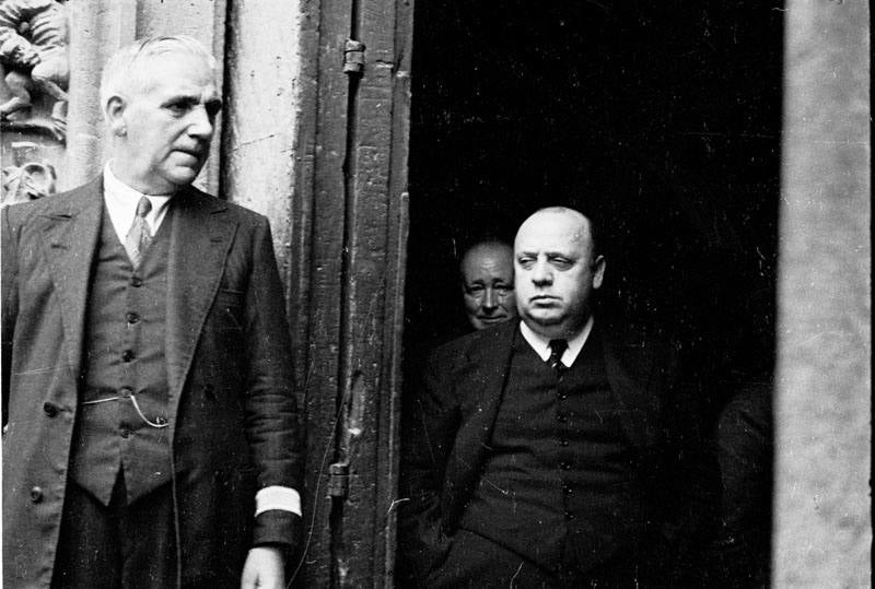 El político socialista Indalecio Prieto al finalizar la sesión de las Cortes republicanas en la Lonja de la Seda. Valencia, 1 de octubre de 1937.