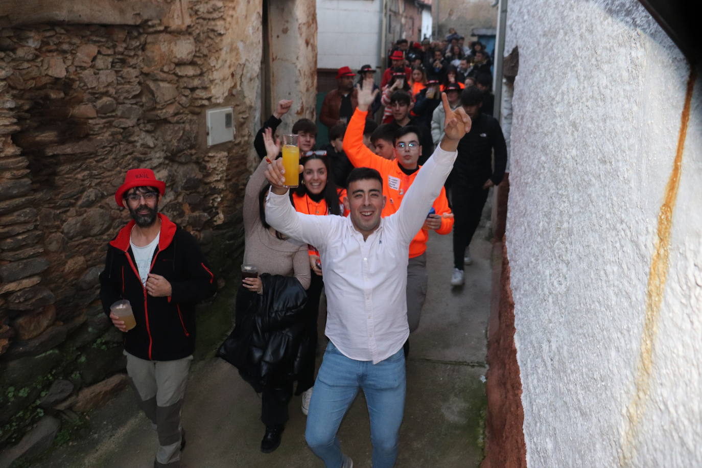 Las peñas dan color y animación al inicio de las fiestas de Valero