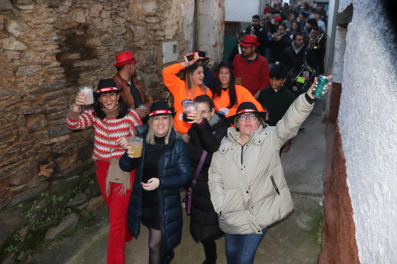 Las peñas dan color y animación al inicio de las fiestas de Valero