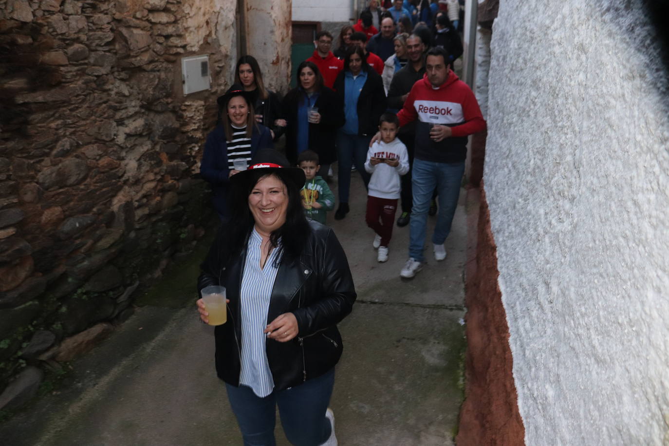 Las peñas dan color y animación al inicio de las fiestas de Valero