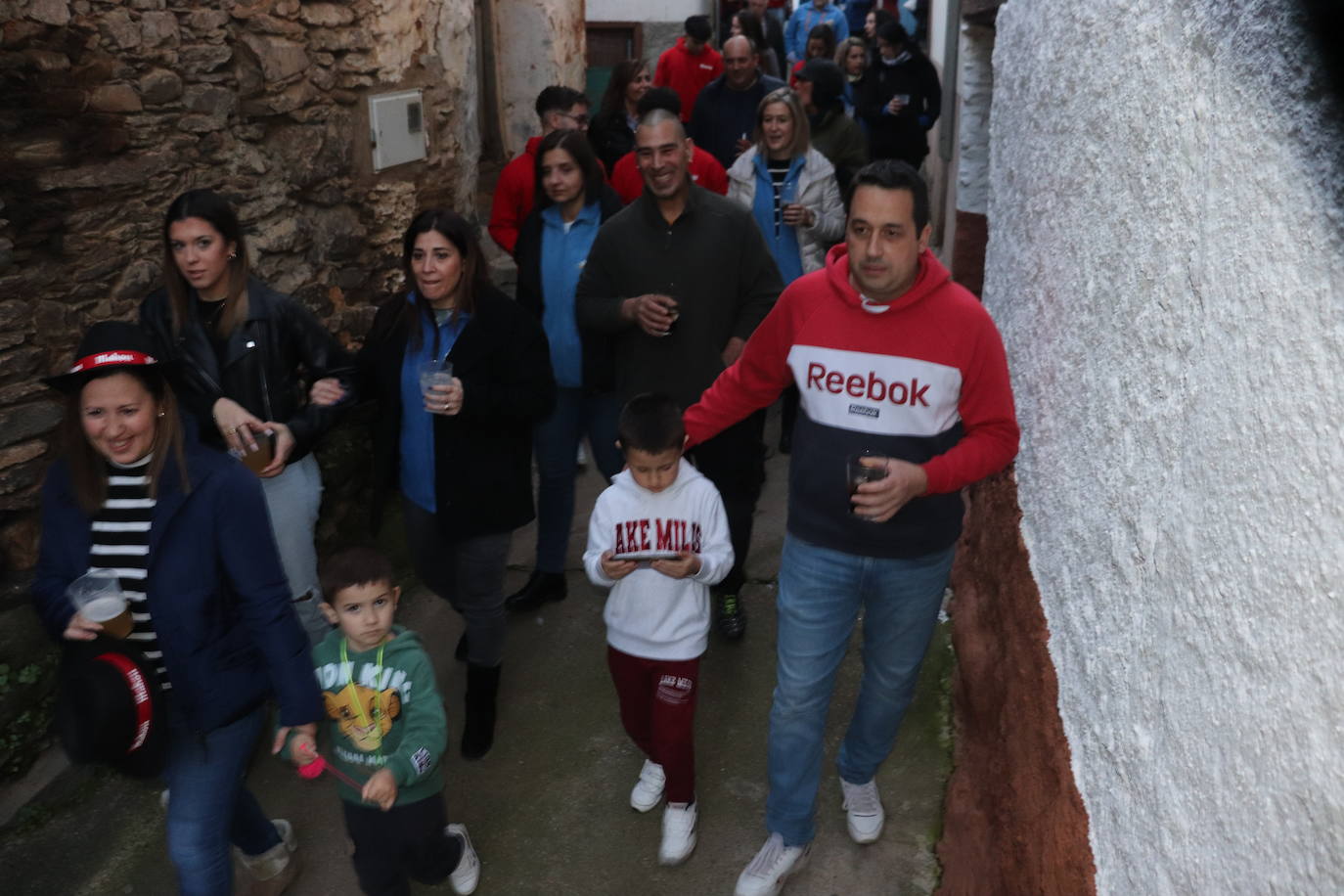 Las peñas dan color y animación al inicio de las fiestas de Valero