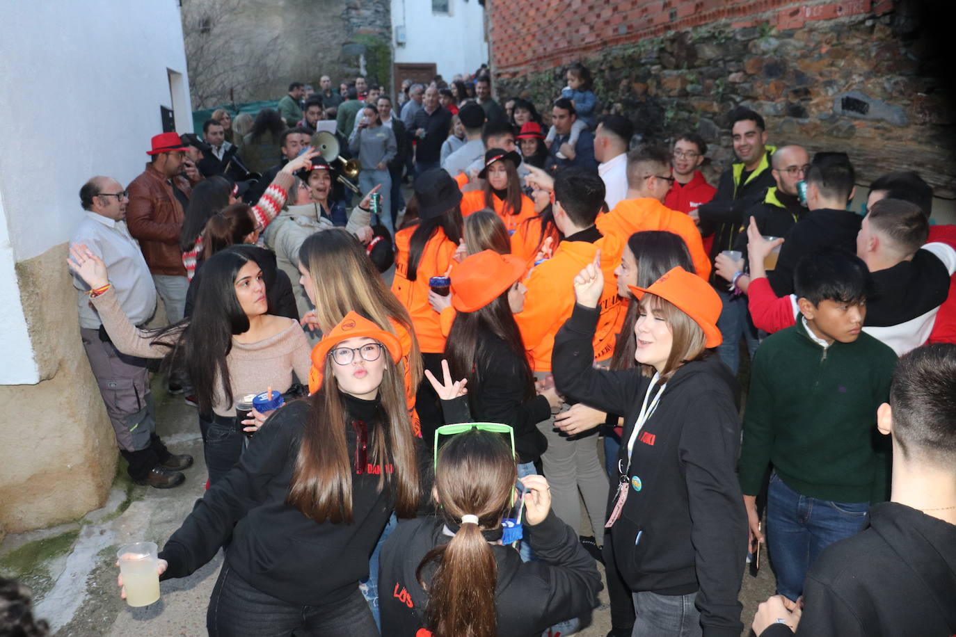 Las peñas dan color y animación al inicio de las fiestas de Valero