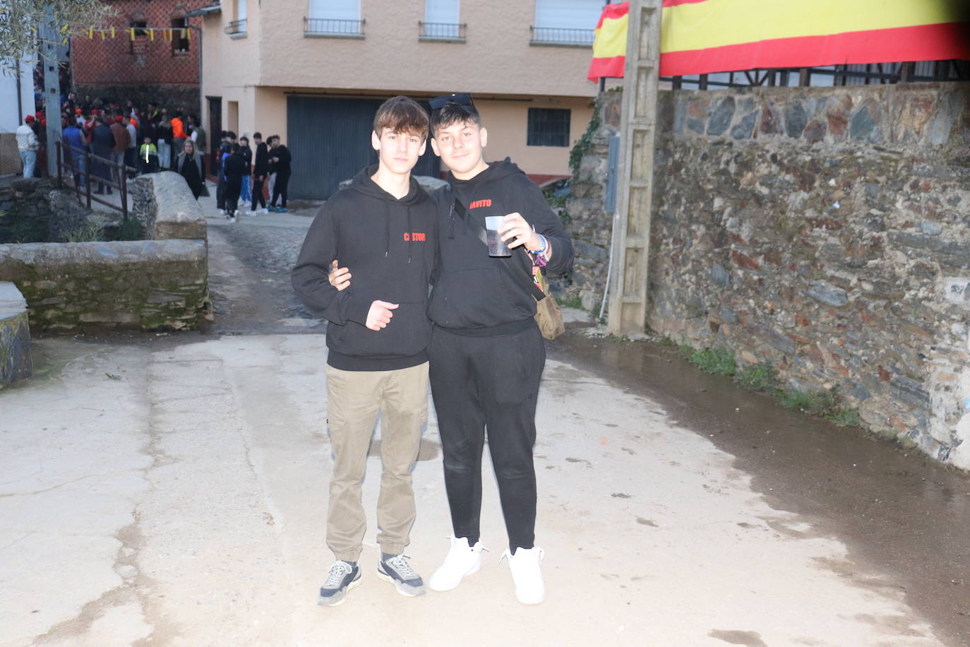 Las peñas dan color y animación al inicio de las fiestas de Valero