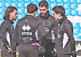 Los cuatro capitanes de Unionistas, Mario Losada, Jon Rojo (de espaldas), Ramiro y Nespral,charlando en el centro del campo del Reina.