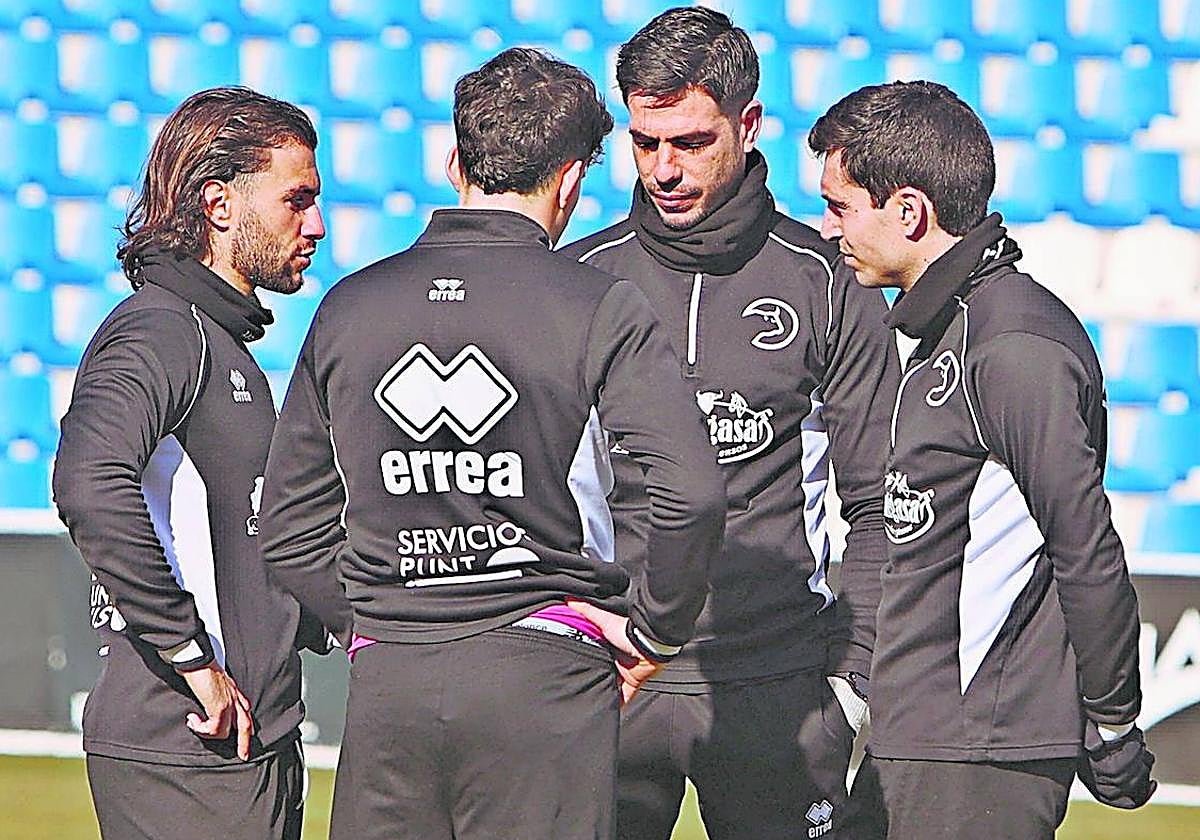 Los cuatro capitanes de Unionistas, Mario Losada, Jon Rojo (de espaldas), Ramiro y Nespral,charlando en el centro del campo del Reina.