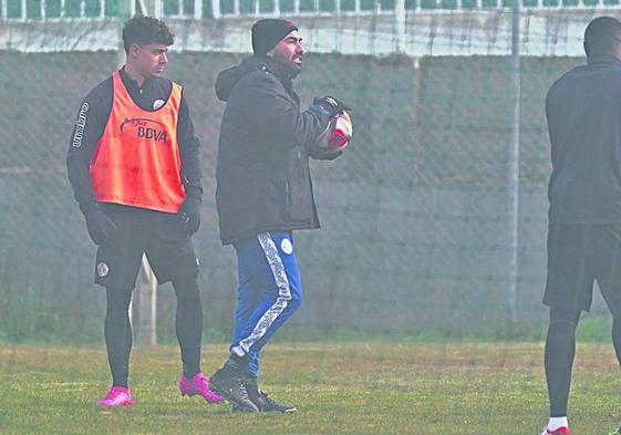 El entrenador del Salamanca UDS, Jehu Chiapas, durante la sesión de entrenamiento previo al partido de Liga ante La Virgen del Camino.