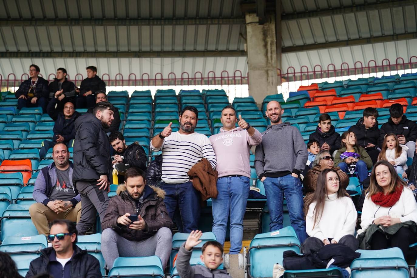 Búscate en la grada del Helmántico en el partido del Salamanca UDS contra La Virgen del Camino