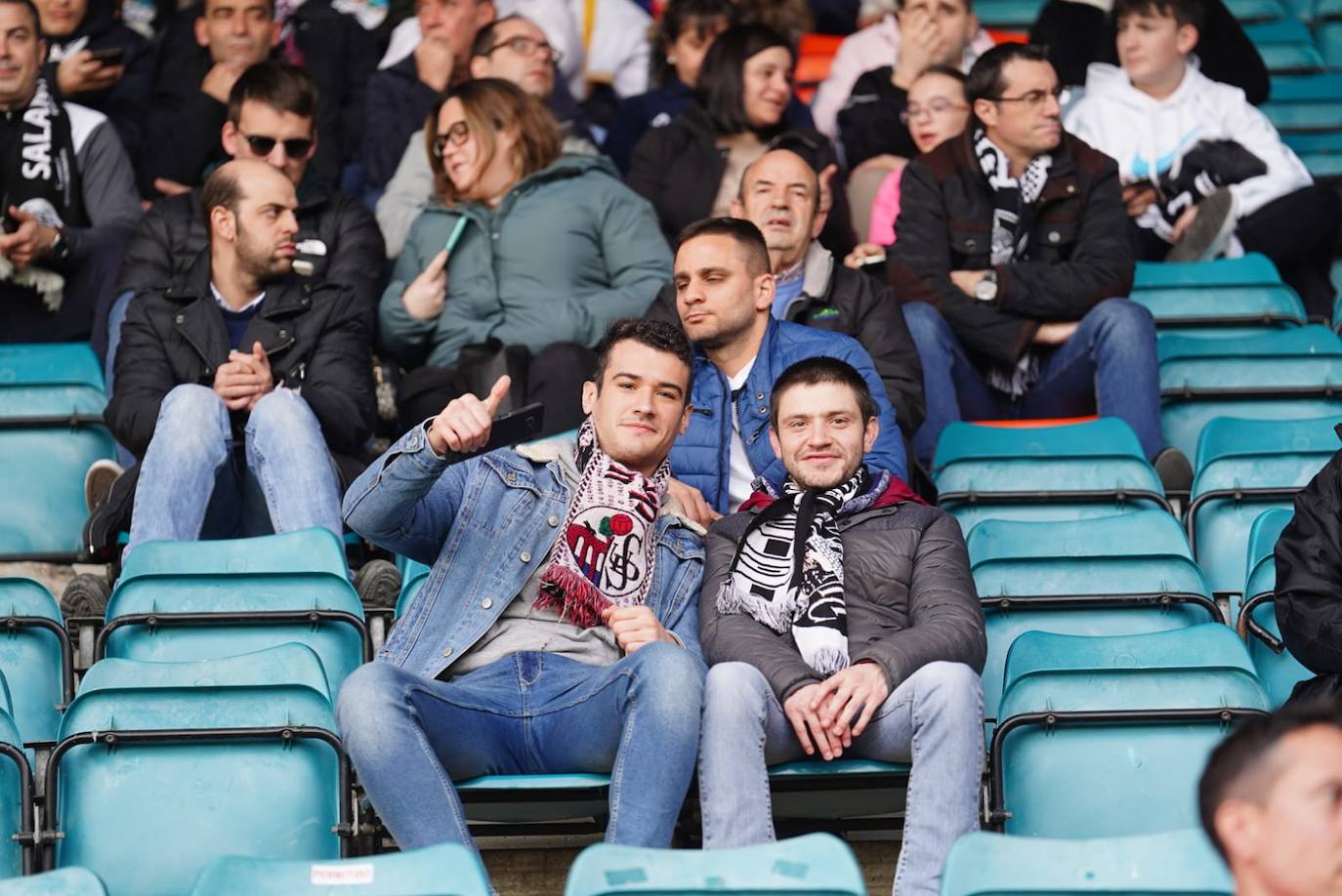 Búscate en la grada del Helmántico en el partido del Salamanca UDS contra La Virgen del Camino