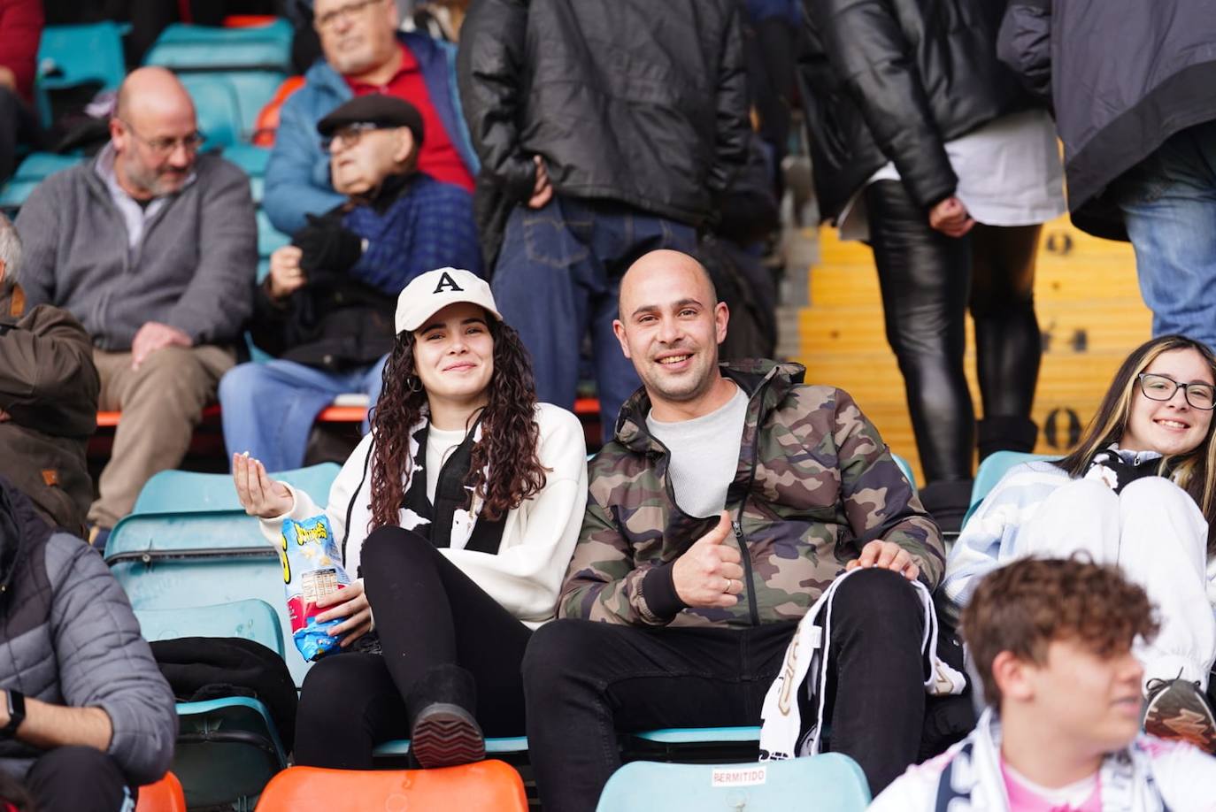 Búscate en la grada del Helmántico en el partido del Salamanca UDS contra La Virgen del Camino