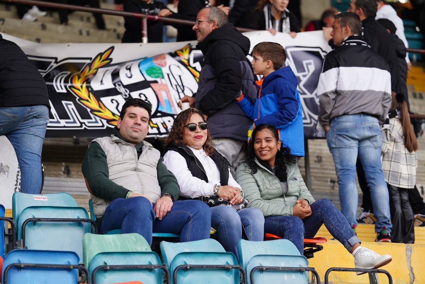 Búscate en la grada del Helmántico en el partido del Salamanca UDS contra La Virgen del Camino