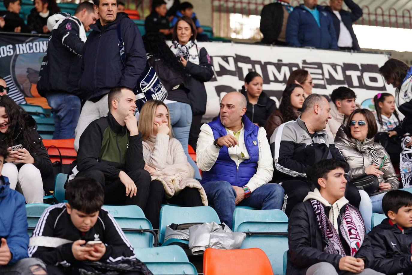 Búscate en la grada del Helmántico en el partido del Salamanca UDS contra La Virgen del Camino