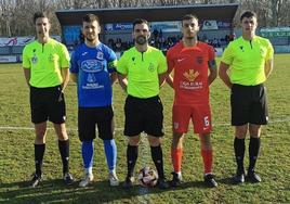 Los capitanos y el trío arbitral posan antes del partido.