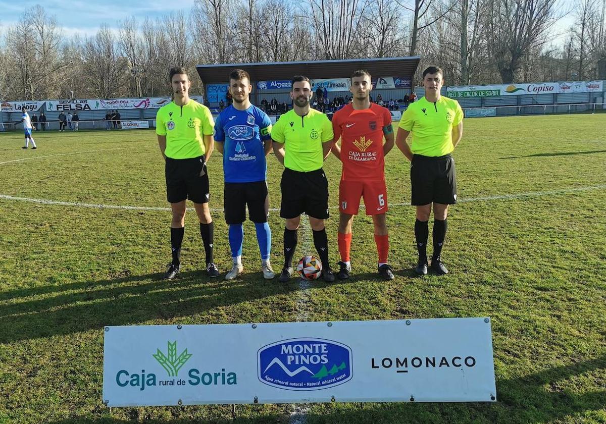 Los capitanos y el trío arbitral posan antes del partido.