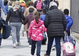 Imagen de archivo de familias accediendo a un colegio salmantino.