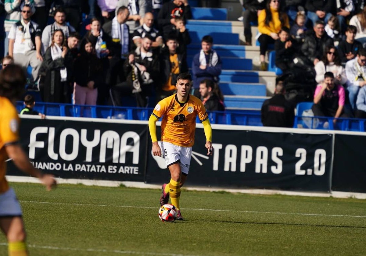 Erik Ruiz conduce el balón.