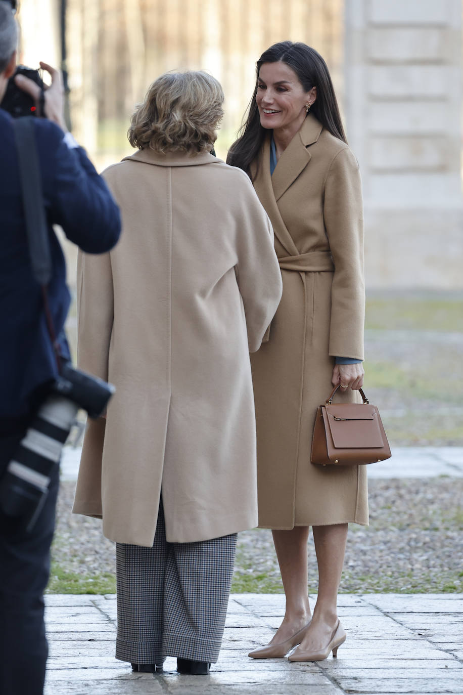 La Reina Letizia sorprende a todos con su invernal look en el Palacio Real de Aranjuez