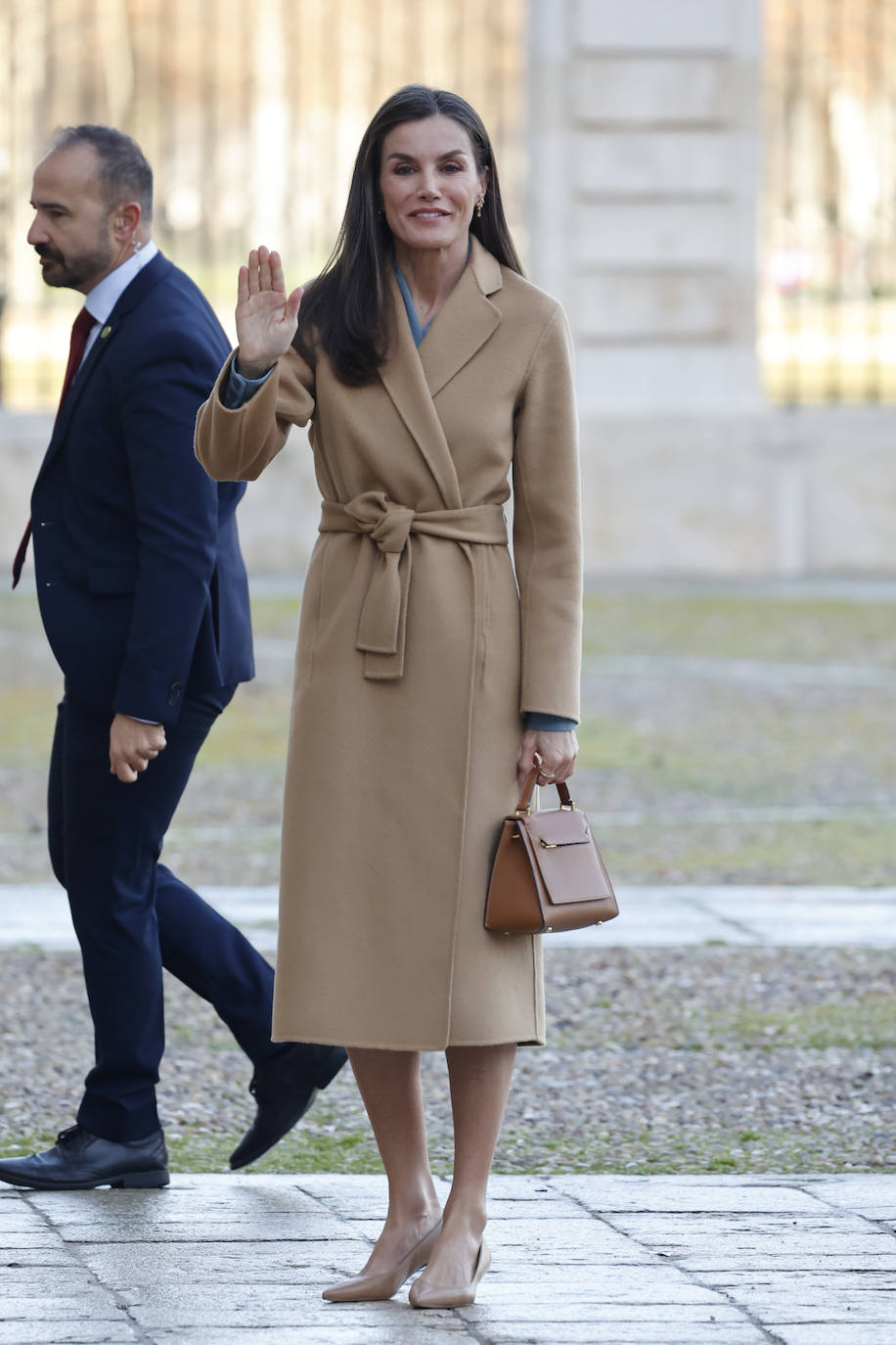 La Reina Letizia sorprende a todos con su invernal look en el Palacio Real de Aranjuez