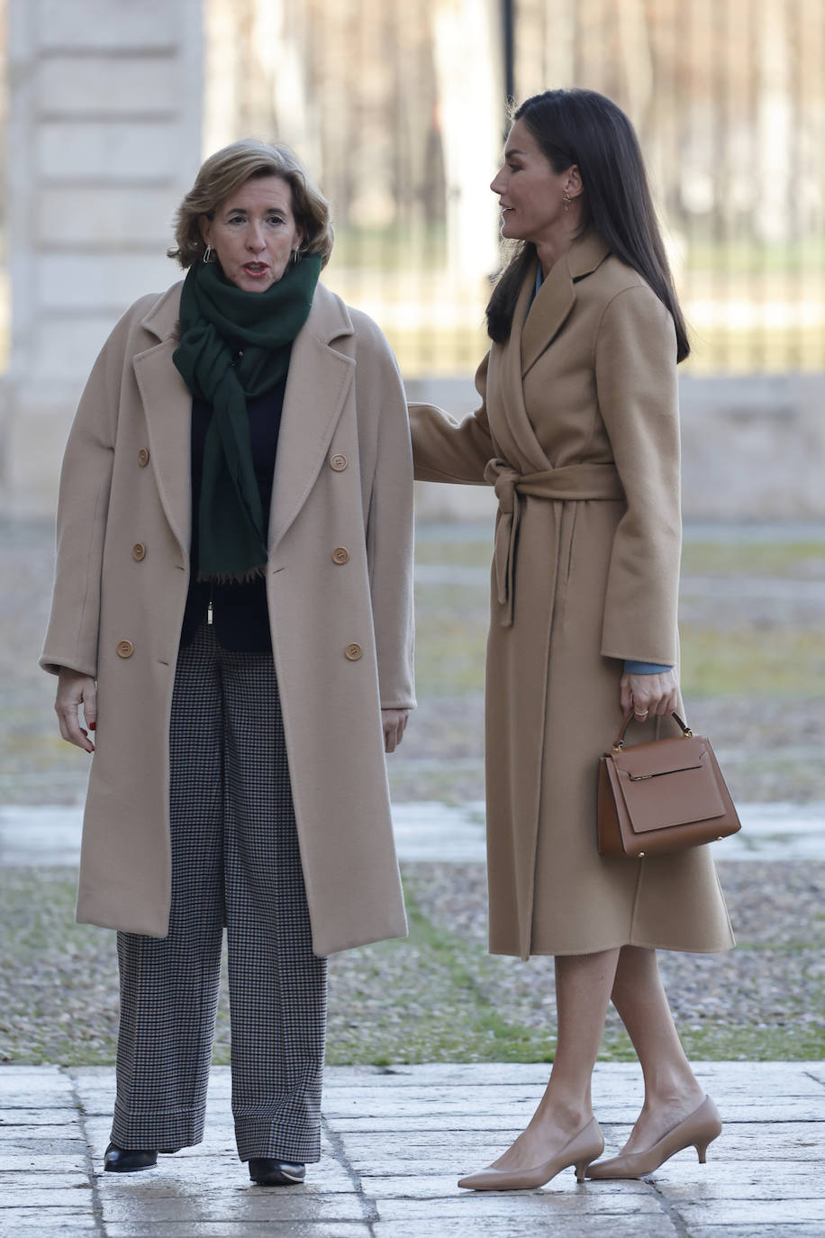 La Reina Letizia sorprende a todos con su invernal look en el Palacio Real de Aranjuez