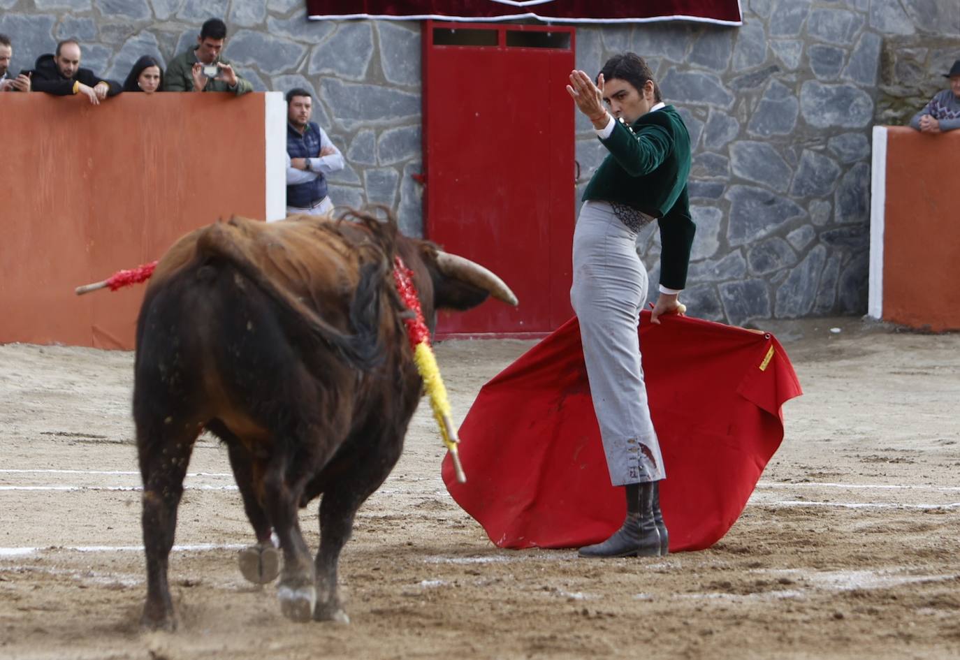 Con ganas de toros en el estreno de la temporada en Valero