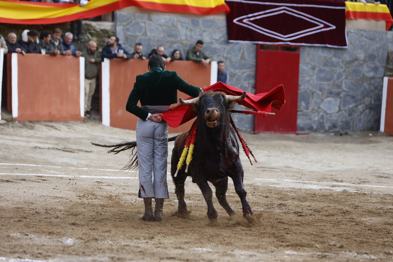 Con ganas de toros en el estreno de la temporada en Valero