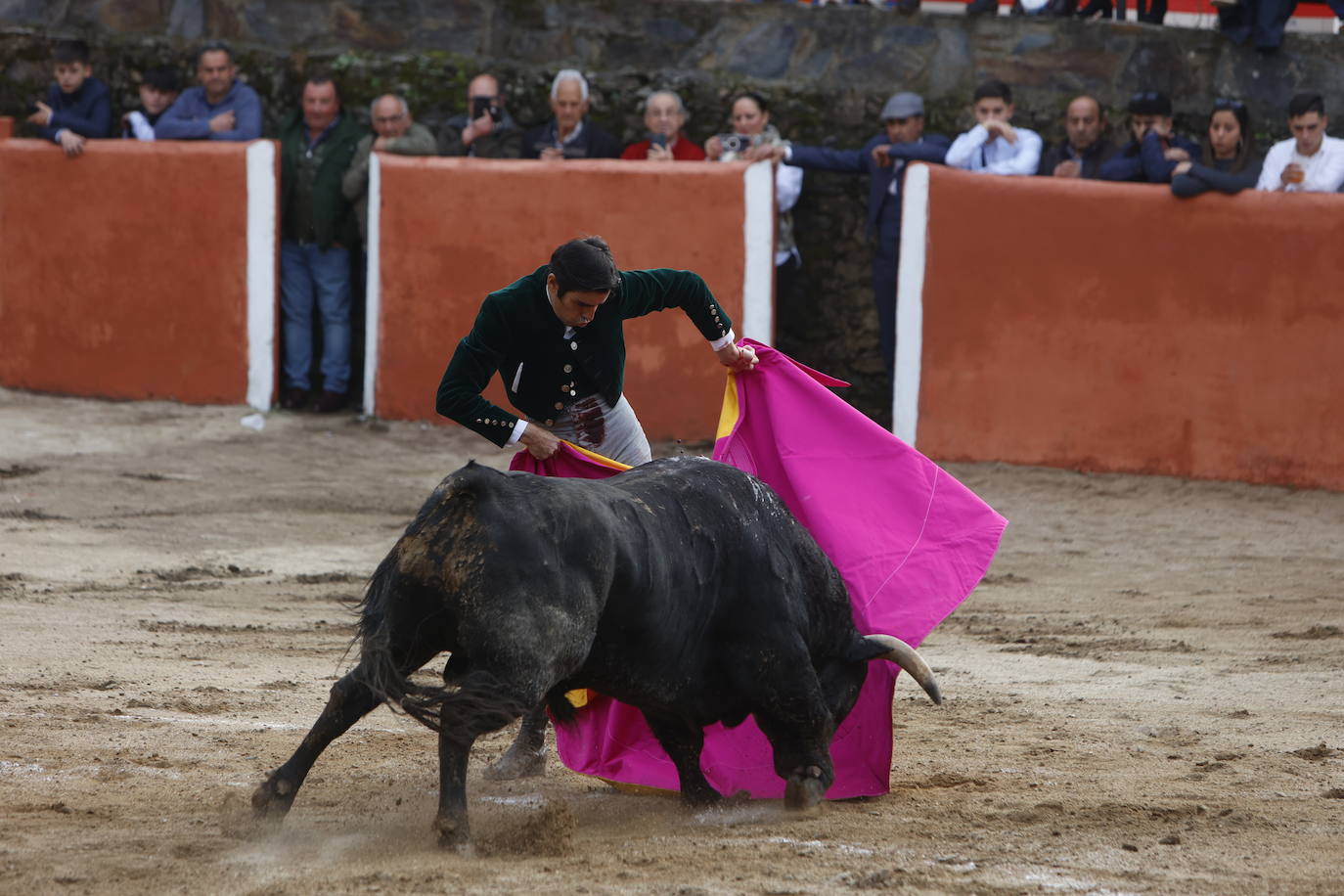 Con ganas de toros en el estreno de la temporada en Valero