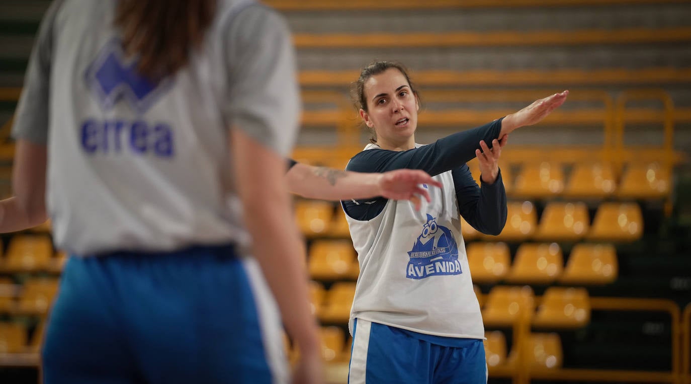 Andrea Vilaró hace el gesto de 'despegue' durante una sesión de entrenamiento en Würzburg.