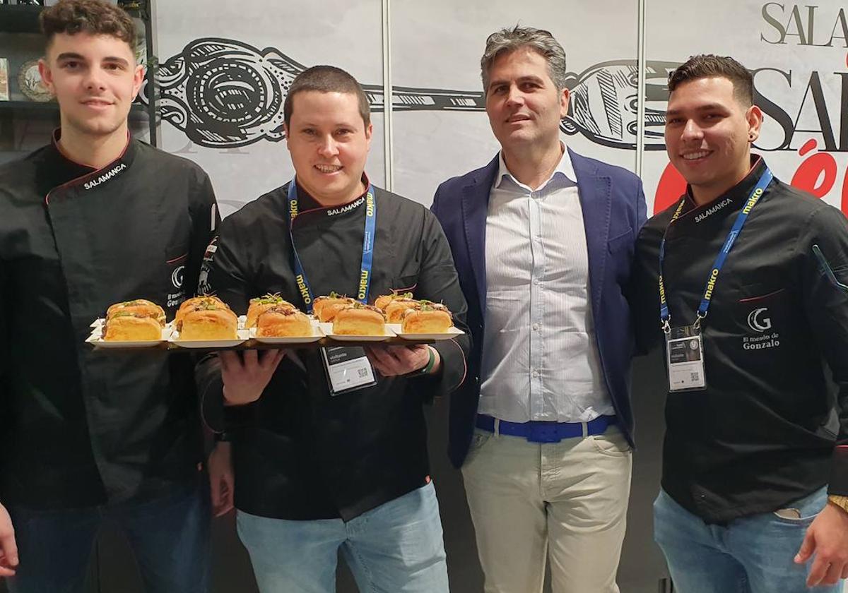 Gonzalo Sendín, junto a su equipo, mostrando su brioche de carrillera de vaca y cremoso de foie.