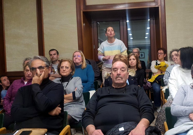 Imagen de una de las personas asistentes interviniendo ayer en el pleno.