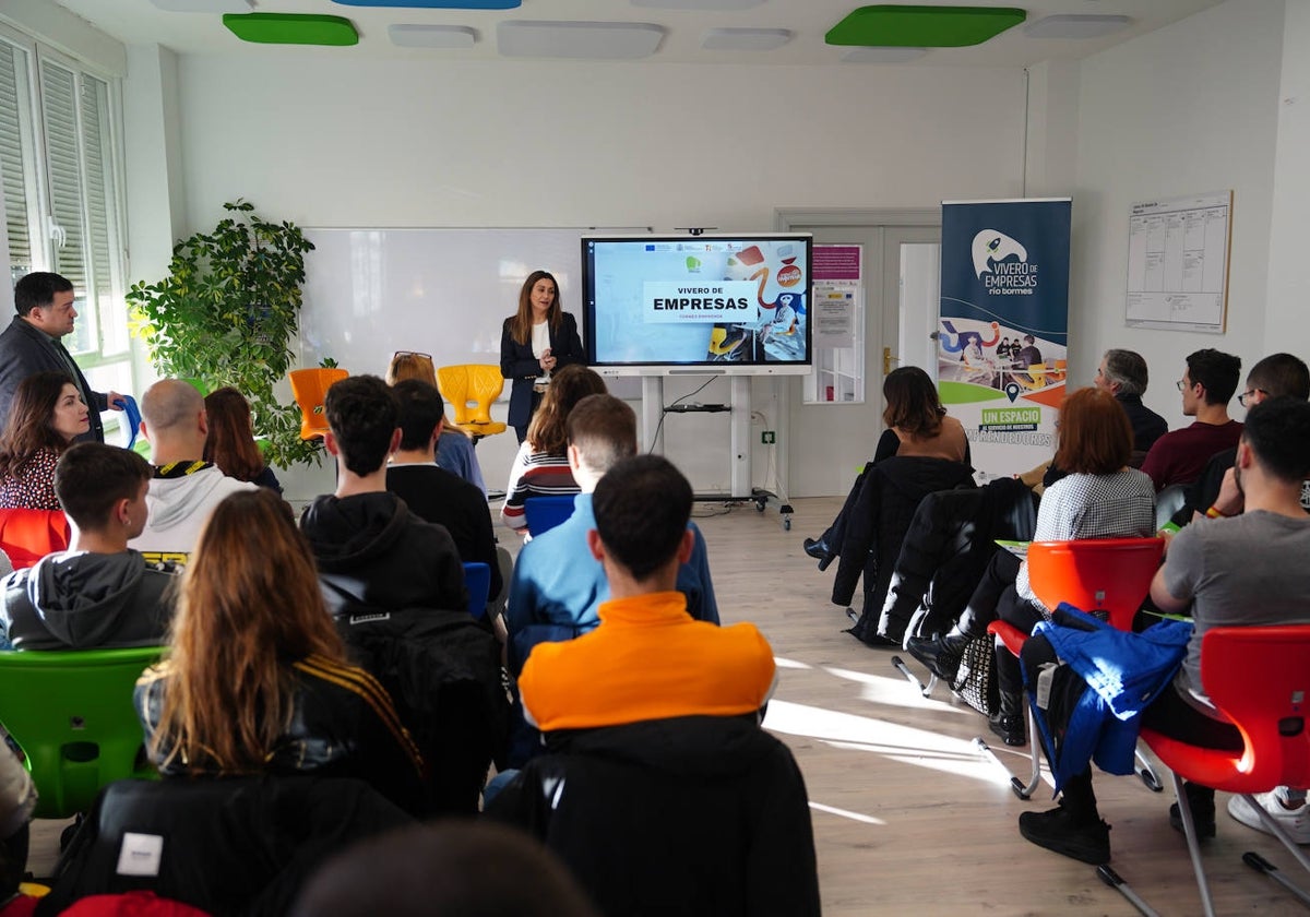 Adoración Gómez, directora del CADDIE-FPCyL, presenció la inauguración del nuevo vivero de empresas del Centro Integrado de Formación Profesional Río Tormes.