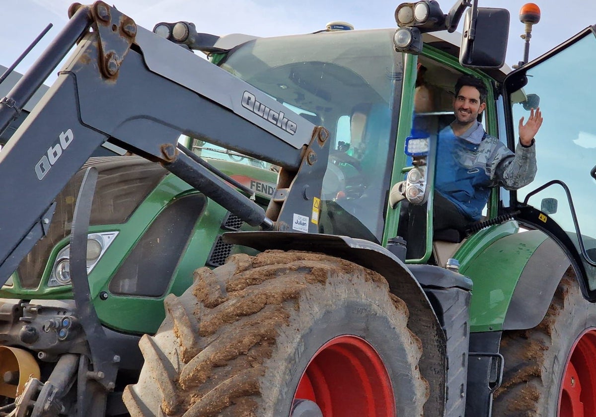 El guionista y cocreador de la serie 'El Pueblo', Julián Sastre, en un tractor.