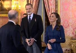 La Reina Letizia, en el incómodo momento vivido en el pasamanos.