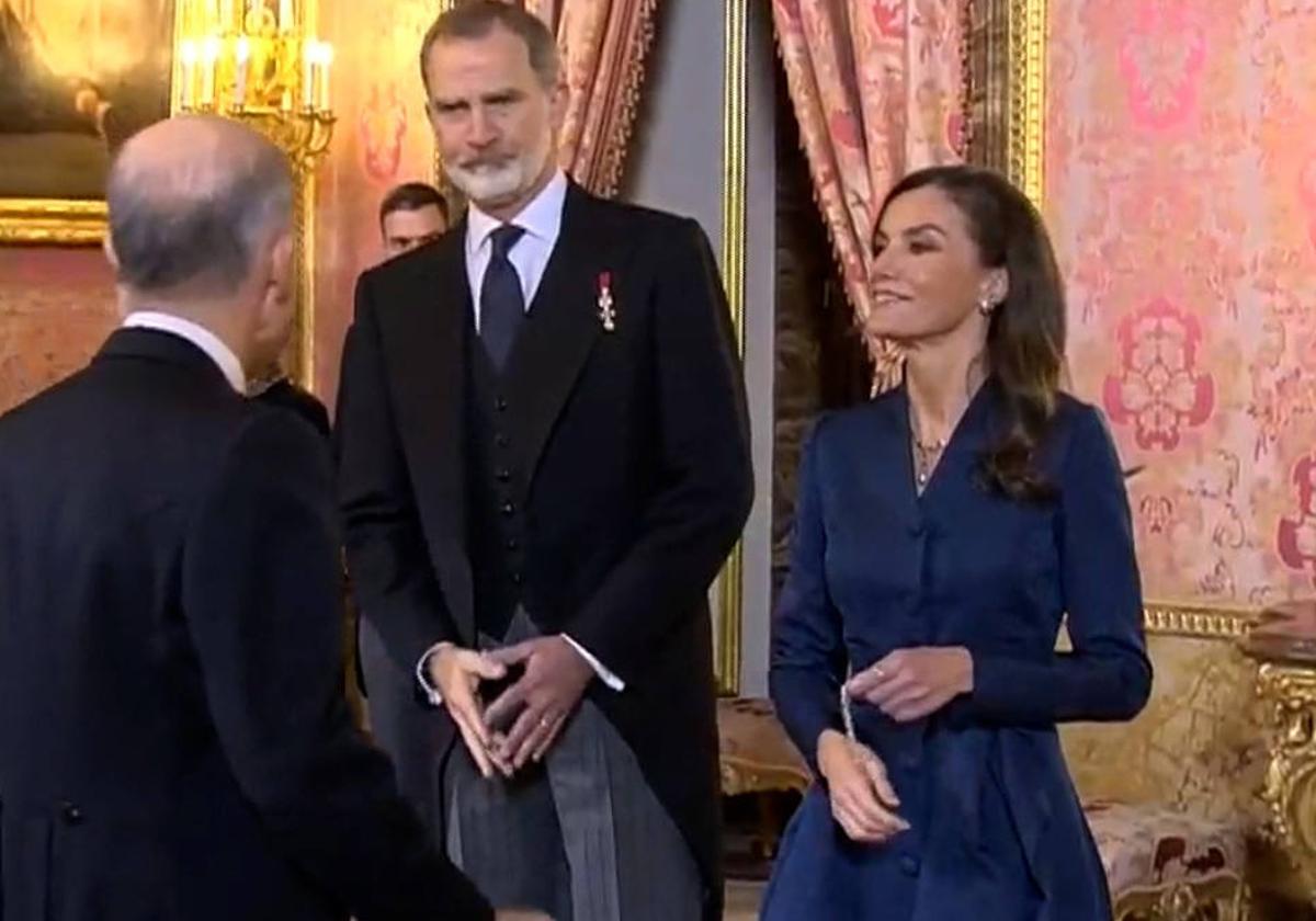 La Reina Letizia, en el incómodo momento vivido en el pasamanos.