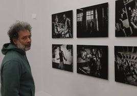 Un hombre observando la exposición