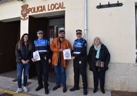 Mónica López, Santiago Herrero, Alejandro Álvarez, Rubén Herrero y Julia Panchuelo en la sede de la Policía Local en Alba de Tormes.